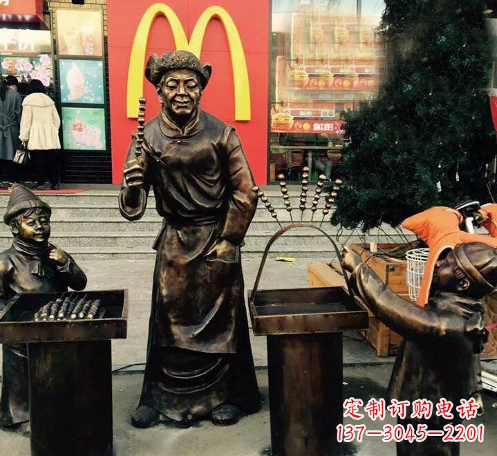 湖北步行街上的糖葫芦铜雕