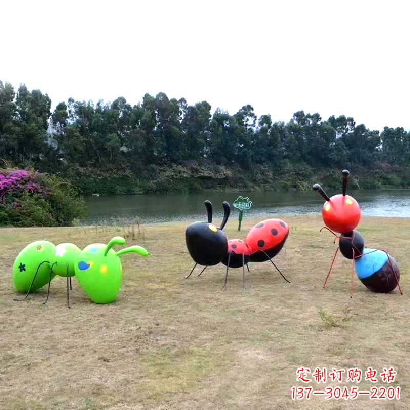 湖北彩绘玻璃钢蚂蚁雕塑——精致又充满动感