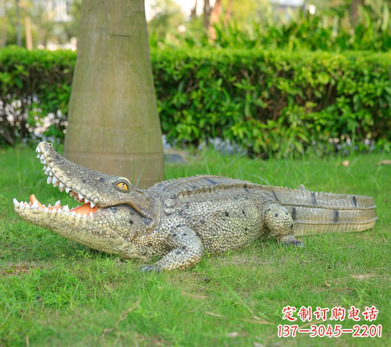 湖北草坪动物雕塑,玻璃钢仿真鳄鱼