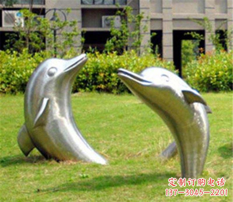 湖北海豚雕塑草坪上的精美装饰