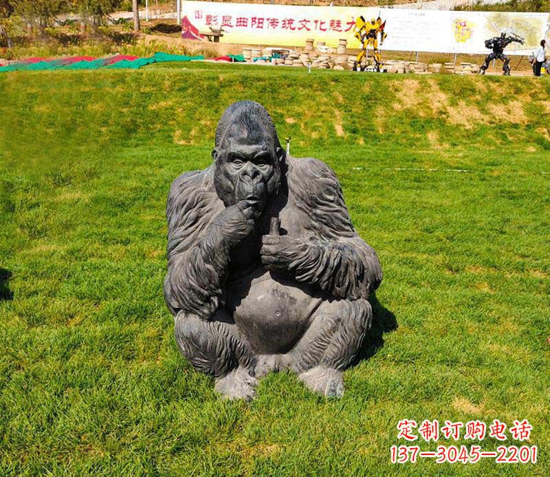 湖北猩猩雕塑——草坪猩猩公园的艺术精品