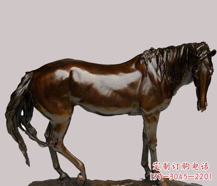 湖北草原上的动物雕塑