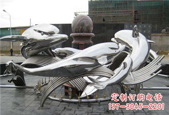 湖北城市中的海豚雕塑