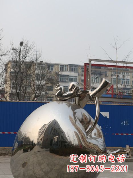 湖北城市中的苹果雕塑