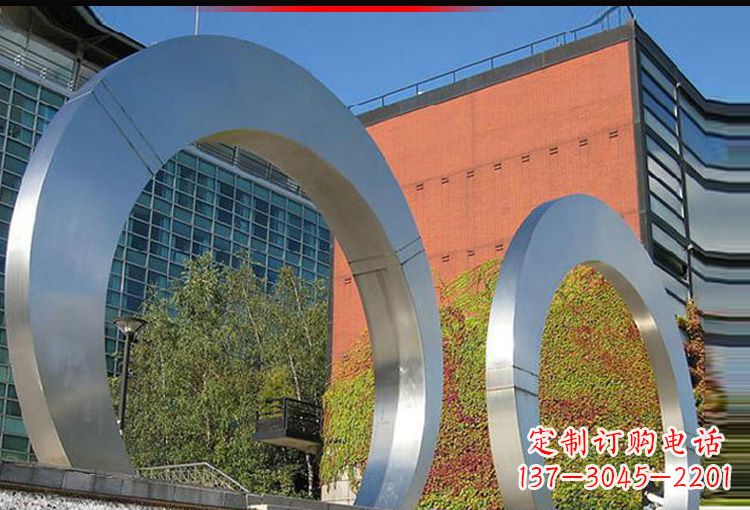 湖北城市空间里的不锈钢圆环雕塑