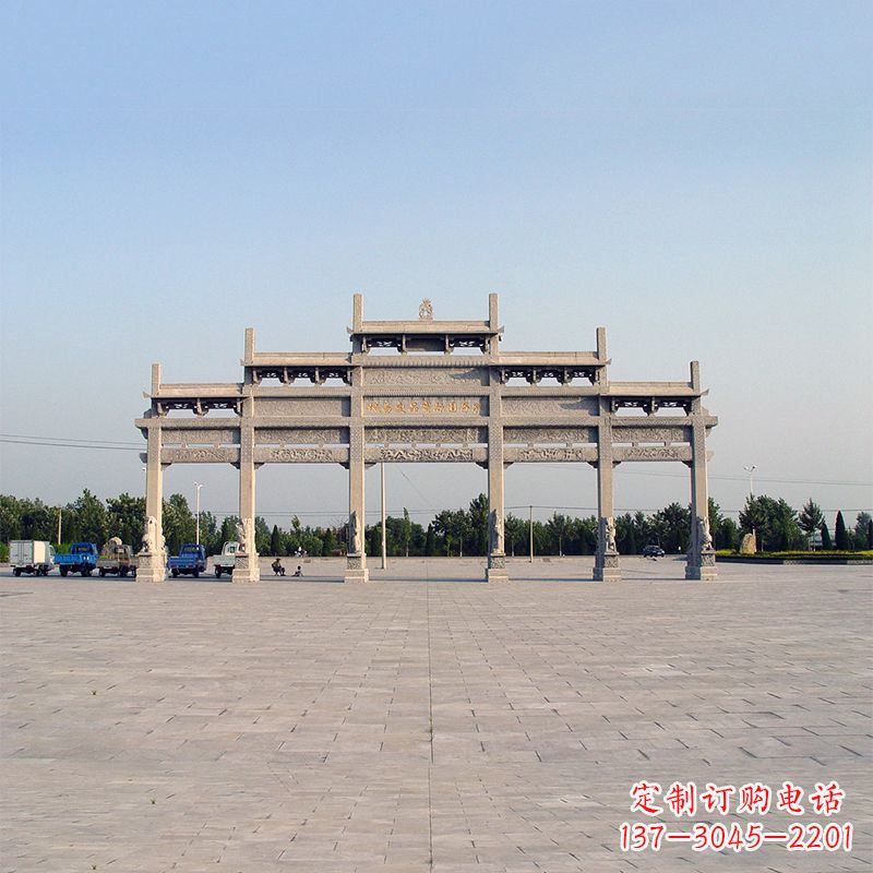 湖北城市广场冲天式石雕牌坊