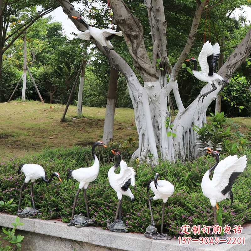 湖北美丽的仙鹤雕塑