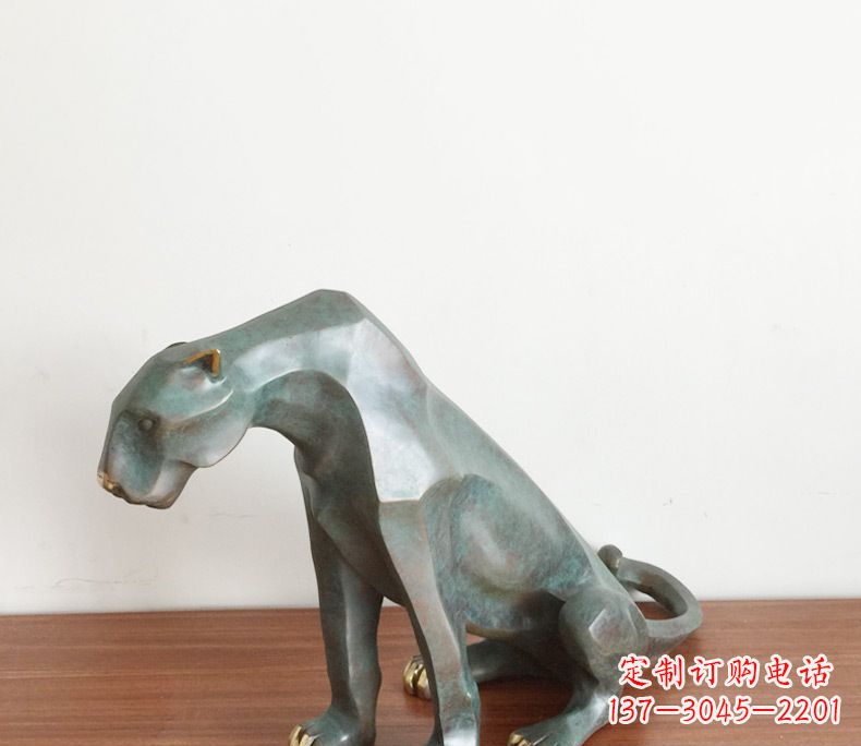 湖北绚丽多彩的豹子动物铜雕