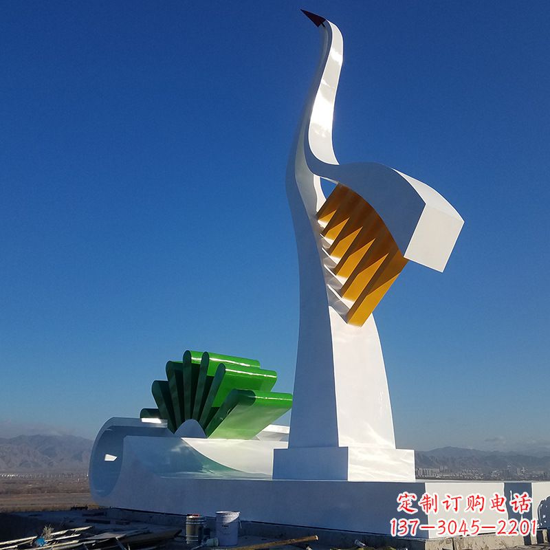 湖北美丽的仙鹤雕塑