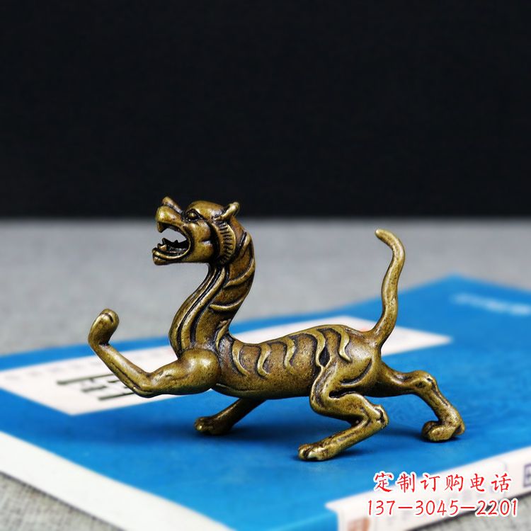 湖北金色纯铜铸造的白虎雕塑