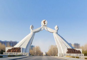 湖北城市街道的拱门雕塑——让城市更加精彩
