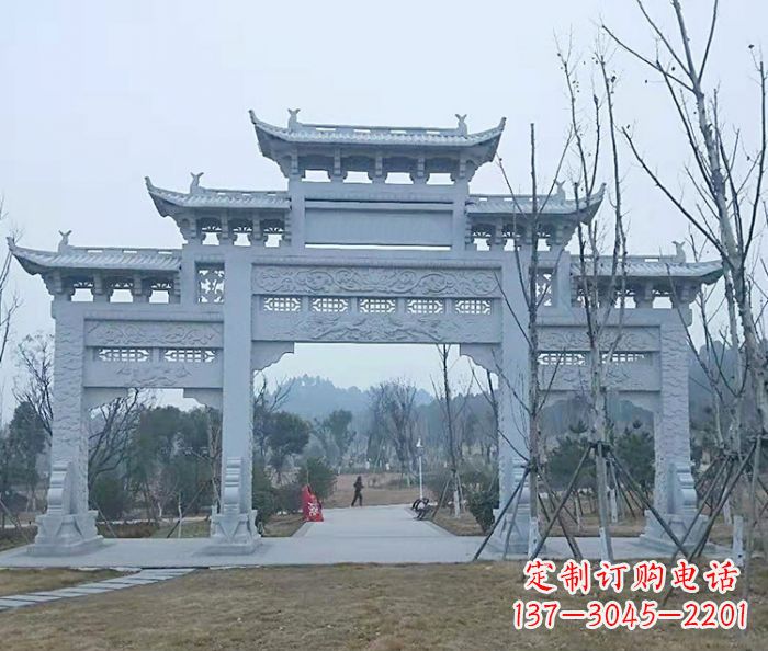湖北村口三门石雕牌楼古朴华丽