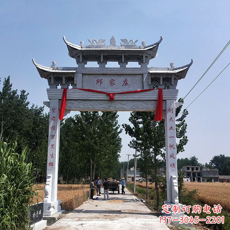 湖北古村落中的石牌坊雕塑