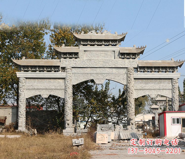 湖北村镇门口的石雕牌坊展现精湛工艺