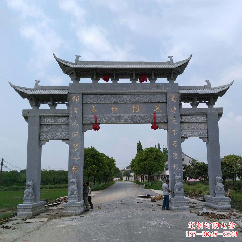 湖北青石三门牌坊雕塑传承中国古典文化