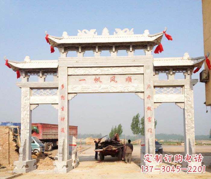 湖北村庄大理石三门牌坊石雕。