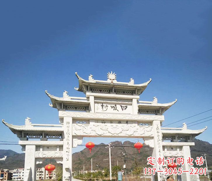 湖北村庄的牌坊雕塑