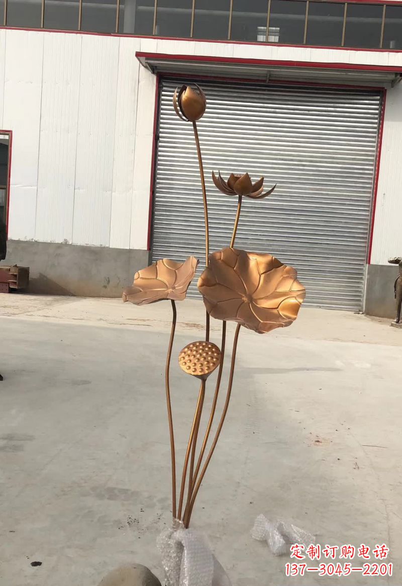 湖北古典锻铜荷花雕塑