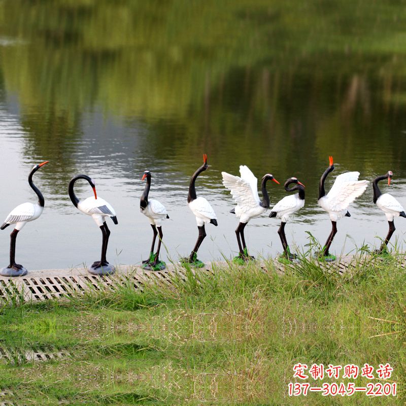 湖北仿真仙鹤玻璃钢水景雕塑摆件-公园水池水塘琥珀动物雕塑
