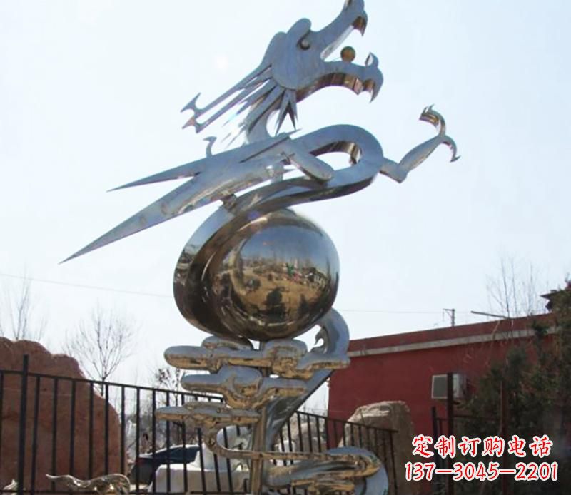 湖北传统与现代完美结合的青铜龙雕塑