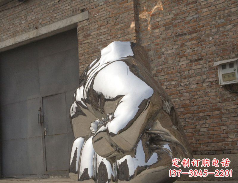 湖北冰冷威力,让精神抖动的不锈钢拳头雕塑