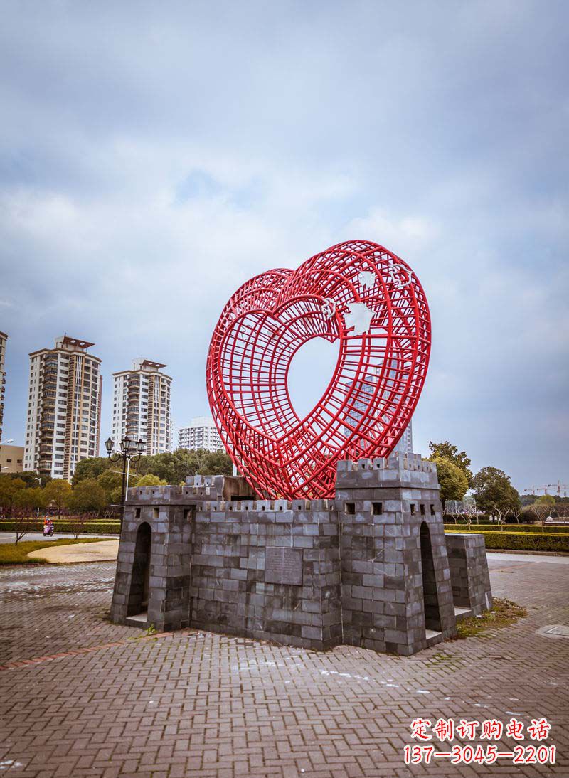 湖北拥抱和平的心以心型和平鸽雕塑传递心意