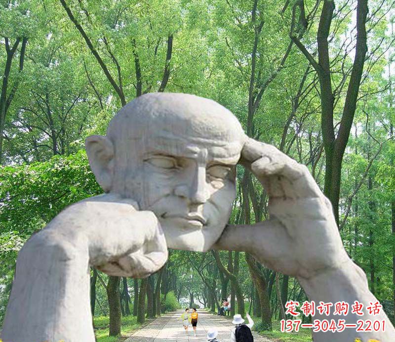 湖北公园抽象人物拱门石雕