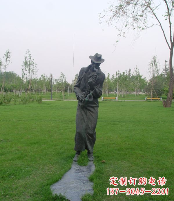 湖北公园吹萨克斯人物铜雕