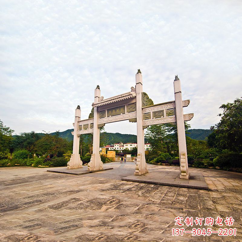 湖北公园广场冲天式石牌坊