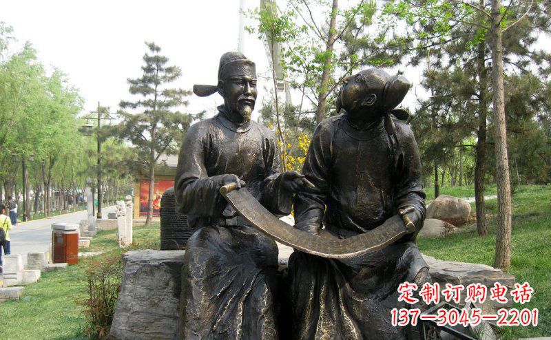 湖北公园看书卷的唐代人物小品铜雕