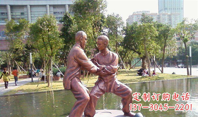 湖北公园练太极拳的人物铜雕