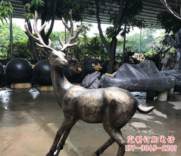 湖北静谧的梅花鹿铜雕