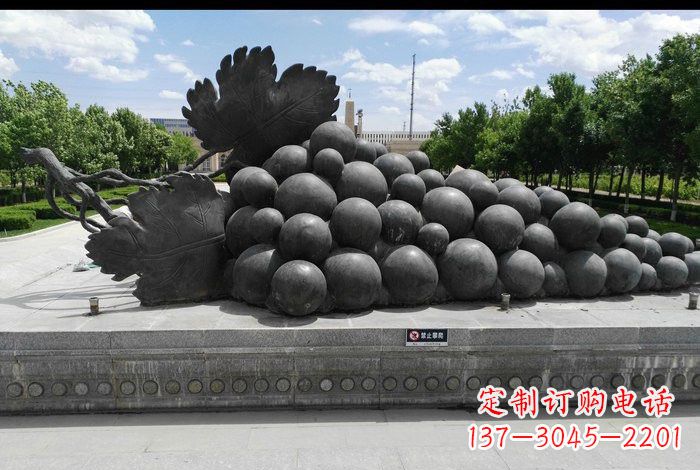 湖北美轮美奂的葡萄铜雕塑