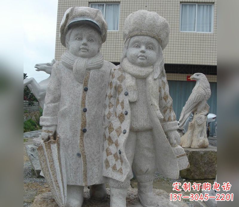 湖北公园情侣人物石雕