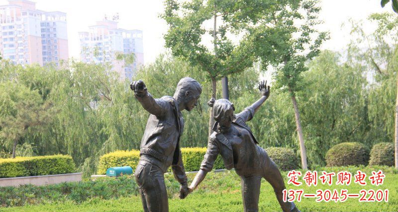 湖北爱情铸就的浪漫情侣雕塑