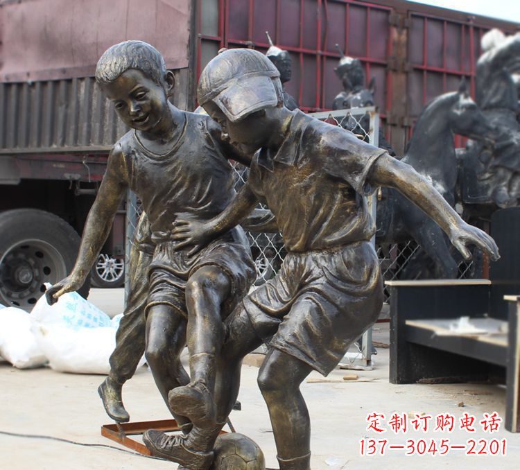 湖北公园踢足球的儿童铜雕