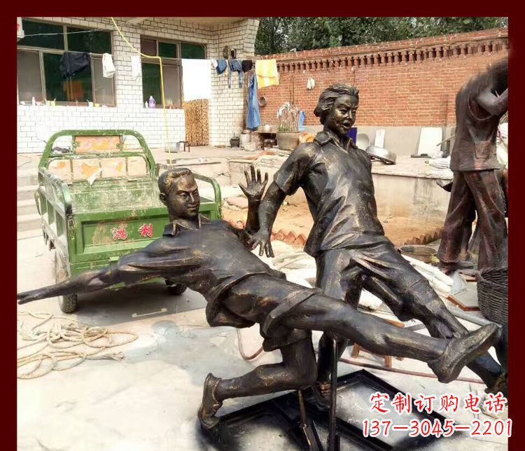 湖北公园踢足球的人物铜雕