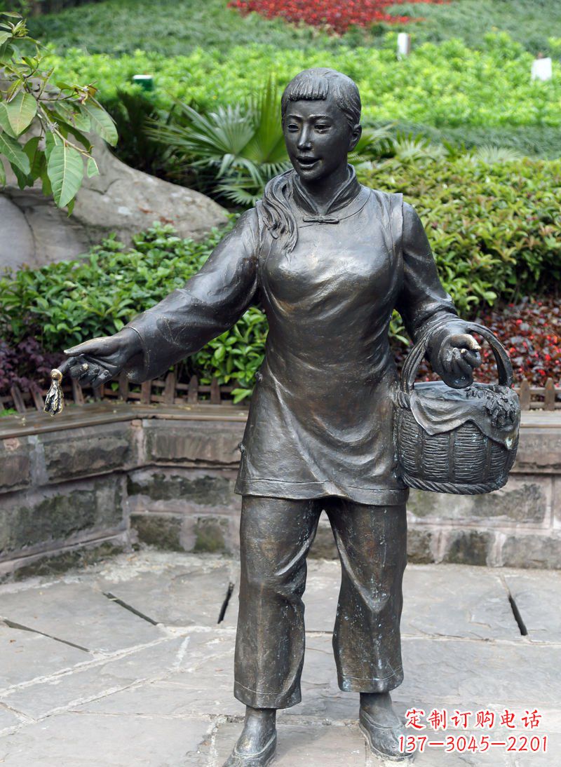 湖北公园提篮子的女人景观铜雕