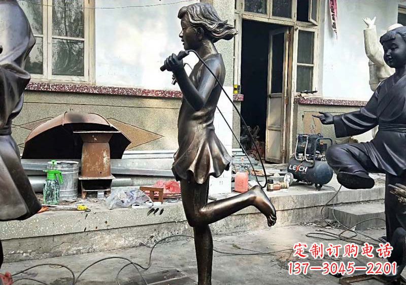 湖北公园跳绳小女孩铜雕