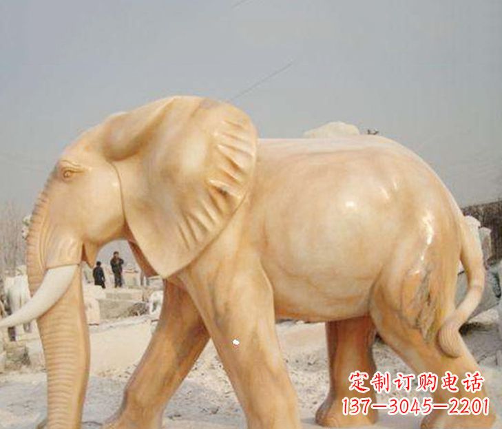 湖北公园晚霞红大象雕塑