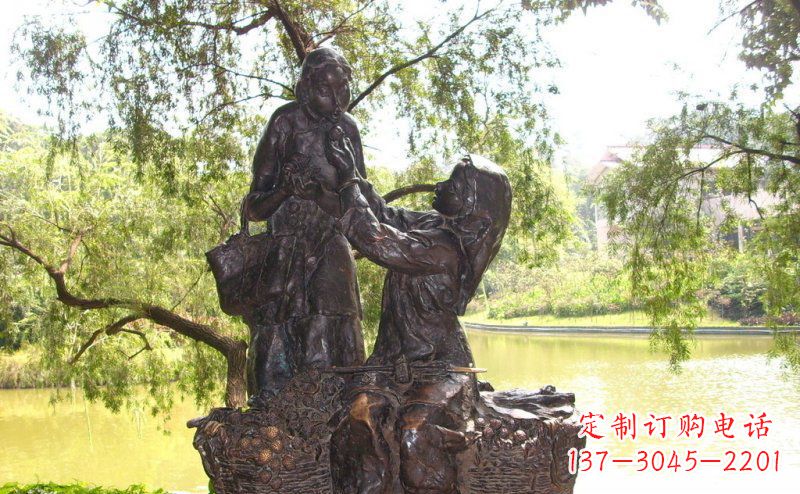 湖北公园喂母亲吃荔枝的女孩小品铜雕