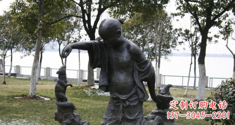 湖北公园喂松鼠的小孩小品铜雕