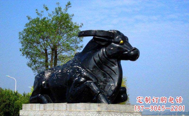 湖北公园卧着的牛动物铜雕