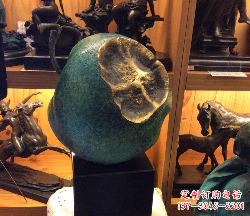 湖北铜质可爱苹果雕塑