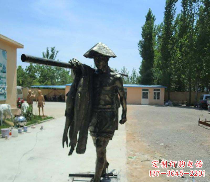 湖北传承古老文化的渔民雕塑