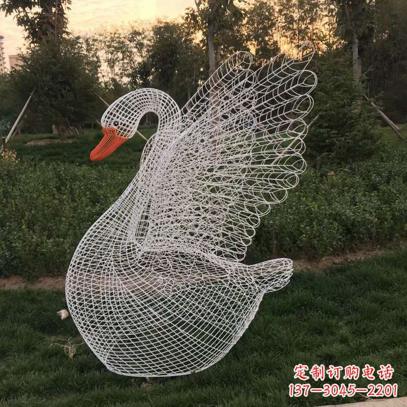 湖北秀美天鹅铁艺雕塑，点缀公园绿地