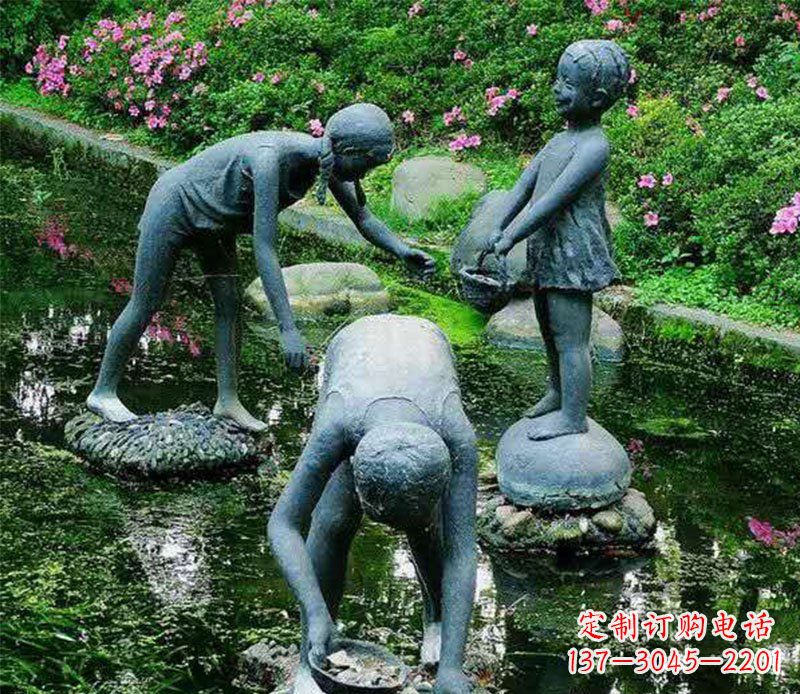 湖北公园捉螃蟹的小孩小品铜雕
