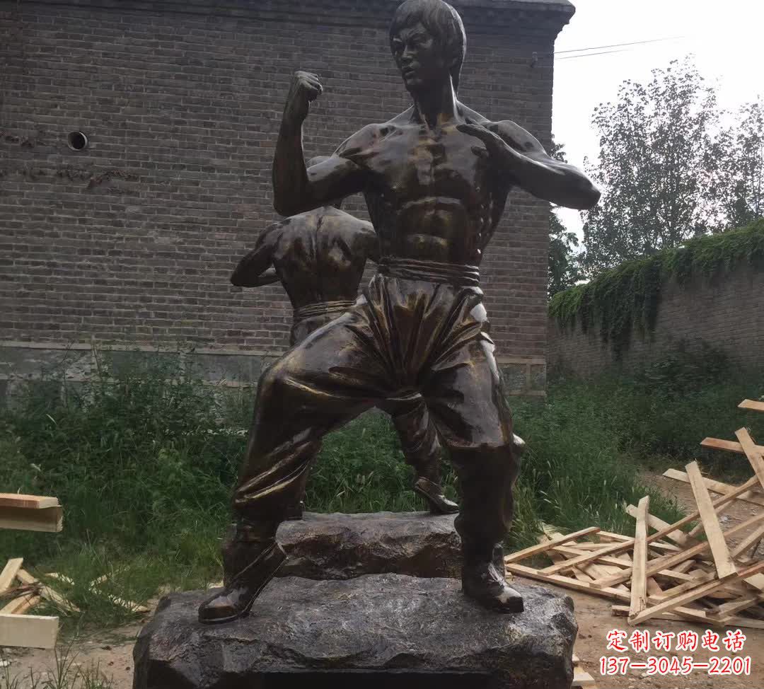 湖北令人叹为观止的李小龙铜雕
