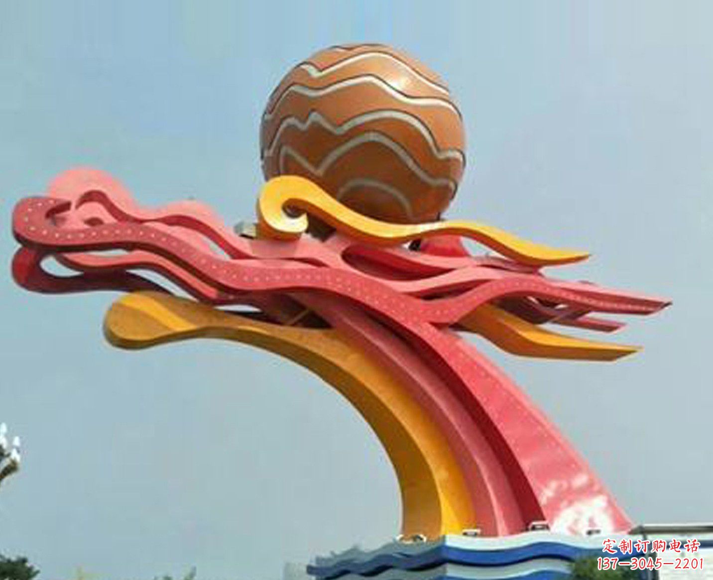 湖北广场彩色不锈钢龙头雕塑
