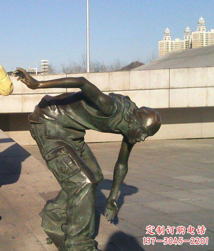 湖北广场滑滑板的青年景观铜雕